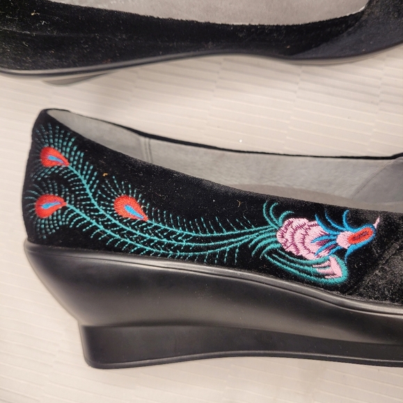 RARE Alegria Velvet Floral Embroidered Peacock Wedge Heels sz 6.5 - Picture 5 of 12